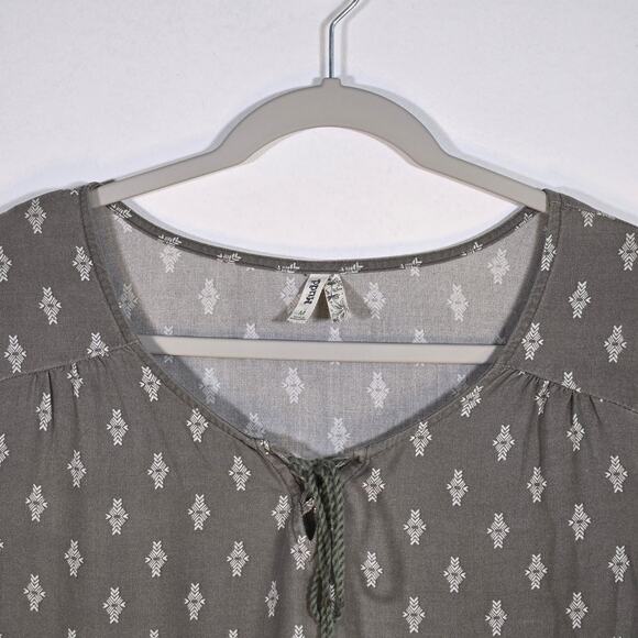 Mudd Women's Boho Top. Size Medium. Green And Cream Color. - Picture 3 of 10